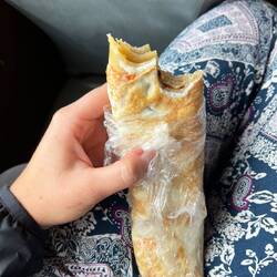 Rolex - Omelette mit Zwiebel und Tomate in ein Fladenbrot eingewickelt