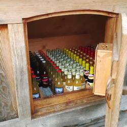 Getränke-Ststion mit Kasse des Vertrauens