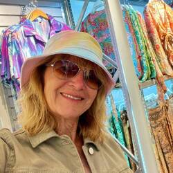 Frau braucht neuen Strandhut