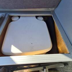 Toilette, bisher ungenutzt, und Computer