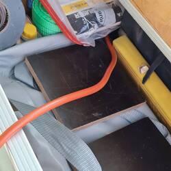 Hier gehört der Außenherd hinein, zu sehen ist in Grau die Greifzugtasche