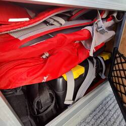 Abseite mit Werkzeugkoffer, Rucksäcken, Isomatten, Wanderstöcken (ungenutzt)