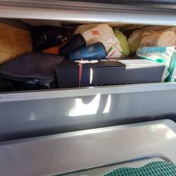 Die Kammer des Schreckens ... enthält Medikamente, ein Ersatzbettlaken, alle möglichen Kabel, Reste