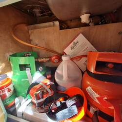 Die Gaskammer ... mit dem frostsicheren Wischwaschwasser und Vorräten