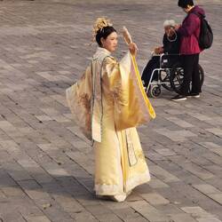 Zum Bilder machen in der Verbotenen Stadt tragen einige traditionelle Gewänder.