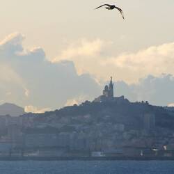 Früh am Morgen, Notre Dame de la Garde grüßt aus der Ferne