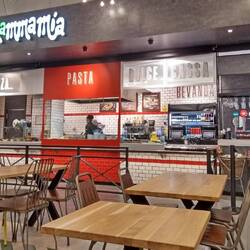 Ruhige Pause bei der Warterei im Flughafen