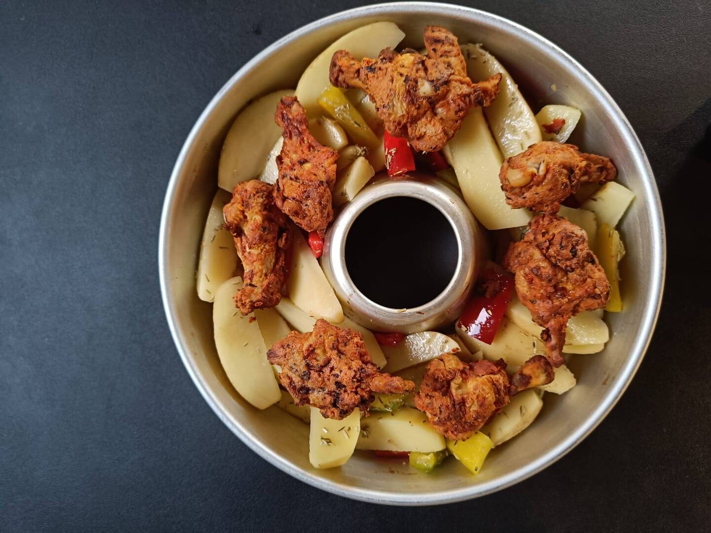 Rosmarinkartoffeln mit Paprika und Hähnchenschenkeln