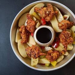 Rosmarinkartoffeln mit Paprika und Hähnchenschenkeln