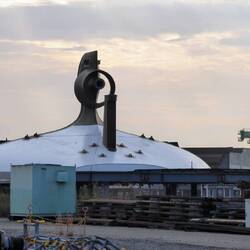 Schiffsteile auf einem Werftgelände.