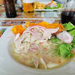 Ceviche, roher Fisch in Zitrone und Chili eingelegt