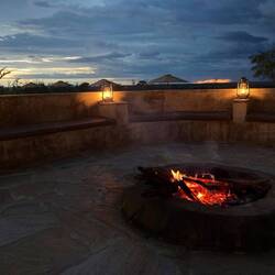 Gezellig genieten aan het kampvuur in het midden van de Maasai Mara