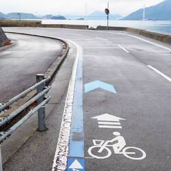 Die Navigation ist einfach hier: Folge der blauen Linie!