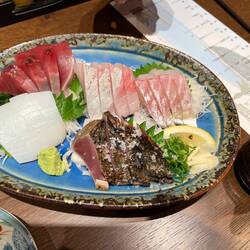Sashimi with seared bonito fish (katsuo tataki)