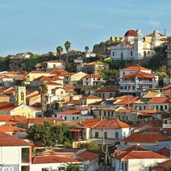 Koroni liegt sehr hübsch an einem Hang