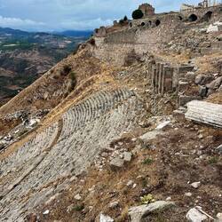 From the Greek theater, one can now admire the vaulted structure supporting the upper temples