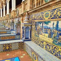 Jede der 49 Provinzen hat eine Nische aus "Azulejos" ...