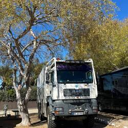 Stellplatz direkt hinter dem Highway, habe aber meine Wäsche mal wieder waschen können!!