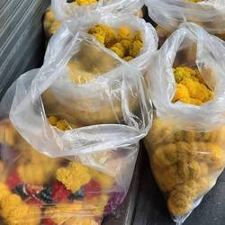 Blumengirlanden warten säckeweise auf ihren Verkauf