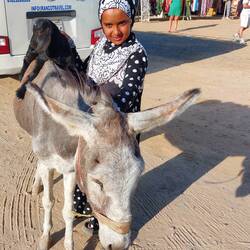 Sie ist 12 Jahre alt, hat 7 Geschwister, spricht sehr gut Englisch und arbeitet als Modell