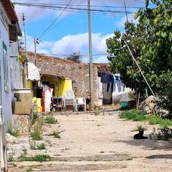 Im Ortsteil Sao Sebastiano sehen die Straßen teilweise noch so aus.