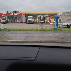 Un kfc dans une station service🤨