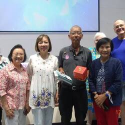 In der Mitte der Chef der Seerosen Dr. Nopchai, eingerahmt von Pornsan und Poms