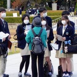 Obwohl heute Sonntag ist, sind im Friedenspark viele Schulklassen unterwegs.