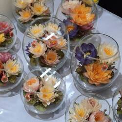 und zu solchen Arrangements unterschiedlicher Größe drapiert