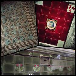 Не экспонаты - само здание: фрагменты стенной плитки и мозаичный пол