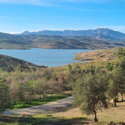 Der Stausee "Embalse de la Viñuela"...