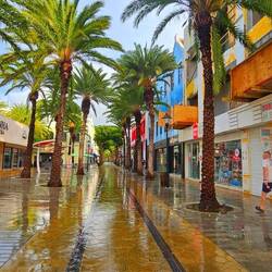 Der Steenweg, kurz nach einem Regenschauer