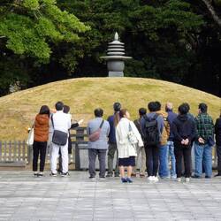 Unter diesem Hügel liegt die Asche einiger zehntausend Bombenopfer.