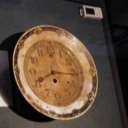 Um 08:15 Uhr verwandelte die Bombe eine betriebsame Stadt in eine verbrannte Wüste.