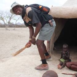 Himba-John, unser Vermittler macht sauber.