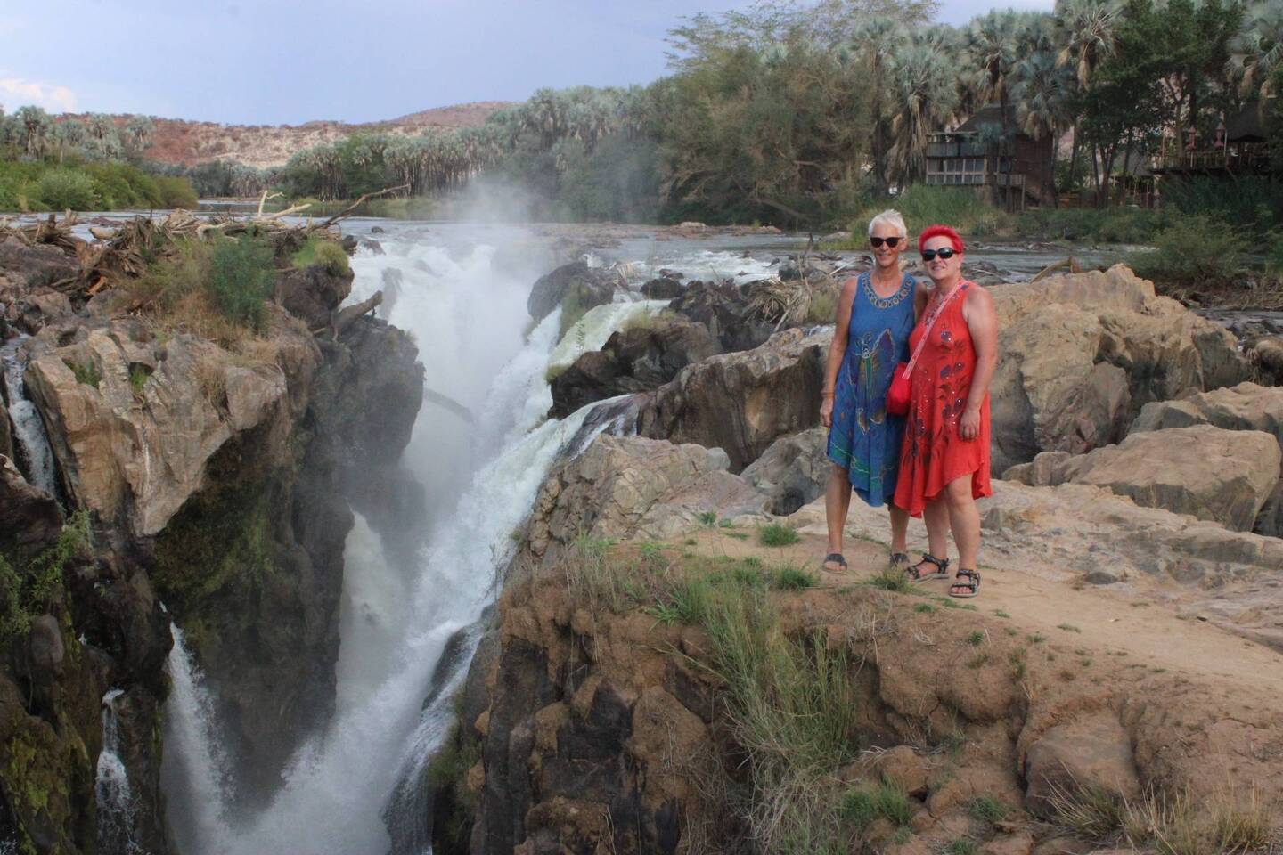 Wasserfall mit unserer Bar im Hintergrund