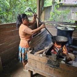 Kokaobohnen werden angeröstet