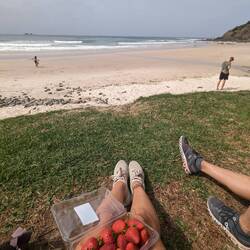 Stop am Strand mit Picknick und Surfern