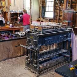 eine Kerzenziehmaschine