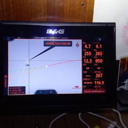 Samstagabend begegnen wir den IMOCAs der Transat Jacques Vabre. Leider ist es schon dunkel...