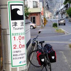 Wegen der Tsunamigefahr wird einem überall die Höhe über dem Meer mitgeteilt.