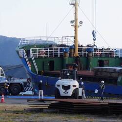 Zurück am Meer. Ein Schiff wird entladen.