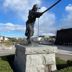 A statue of an attacking Samurai in front of the Nihonmatsu train station