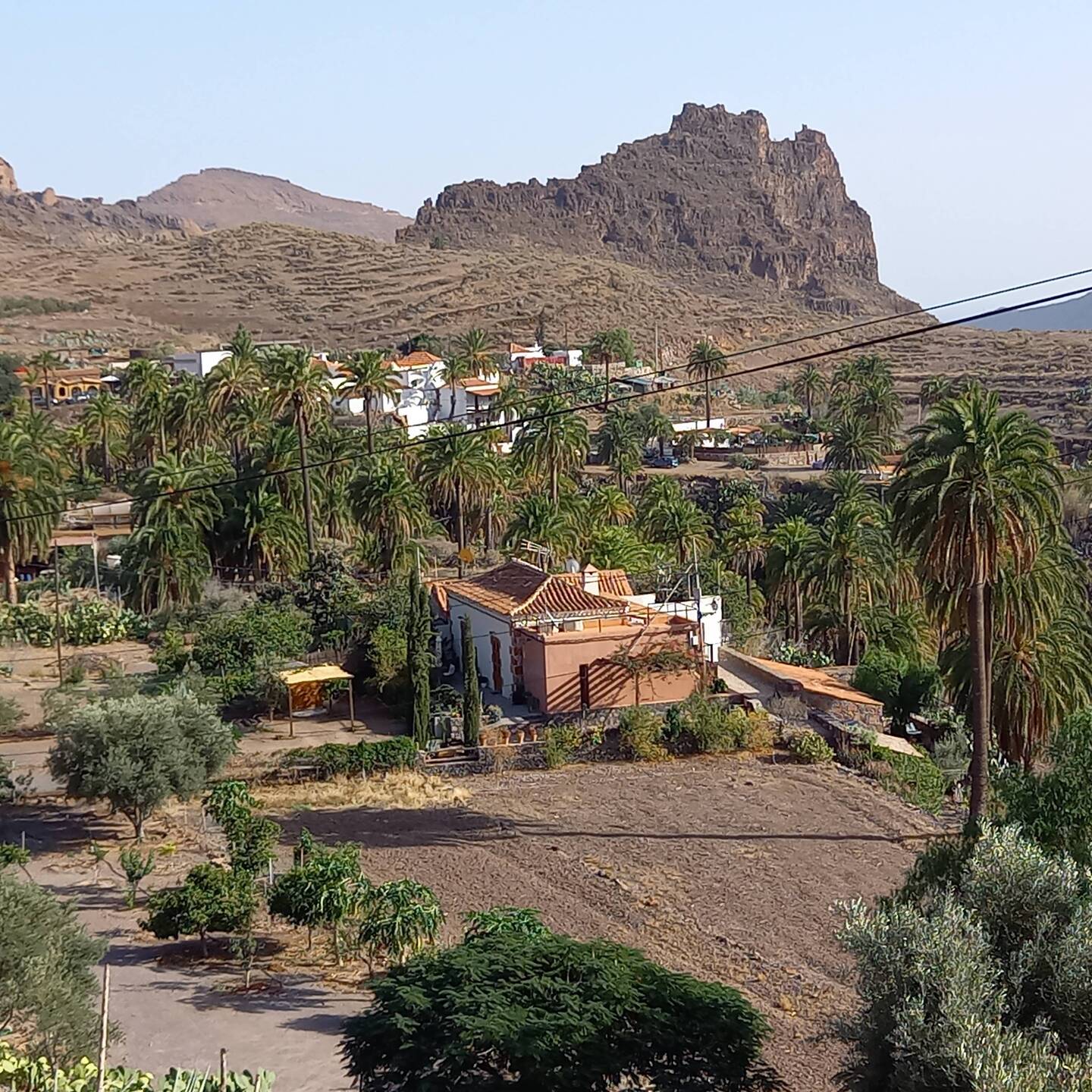 Blick auf La Sorrueda, im Hintergrund das Massiv Fortaleza
