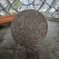 diese Stein-Kugel wurde von indigenen Völkern mit einfachsten Werkzeugen hergestellt