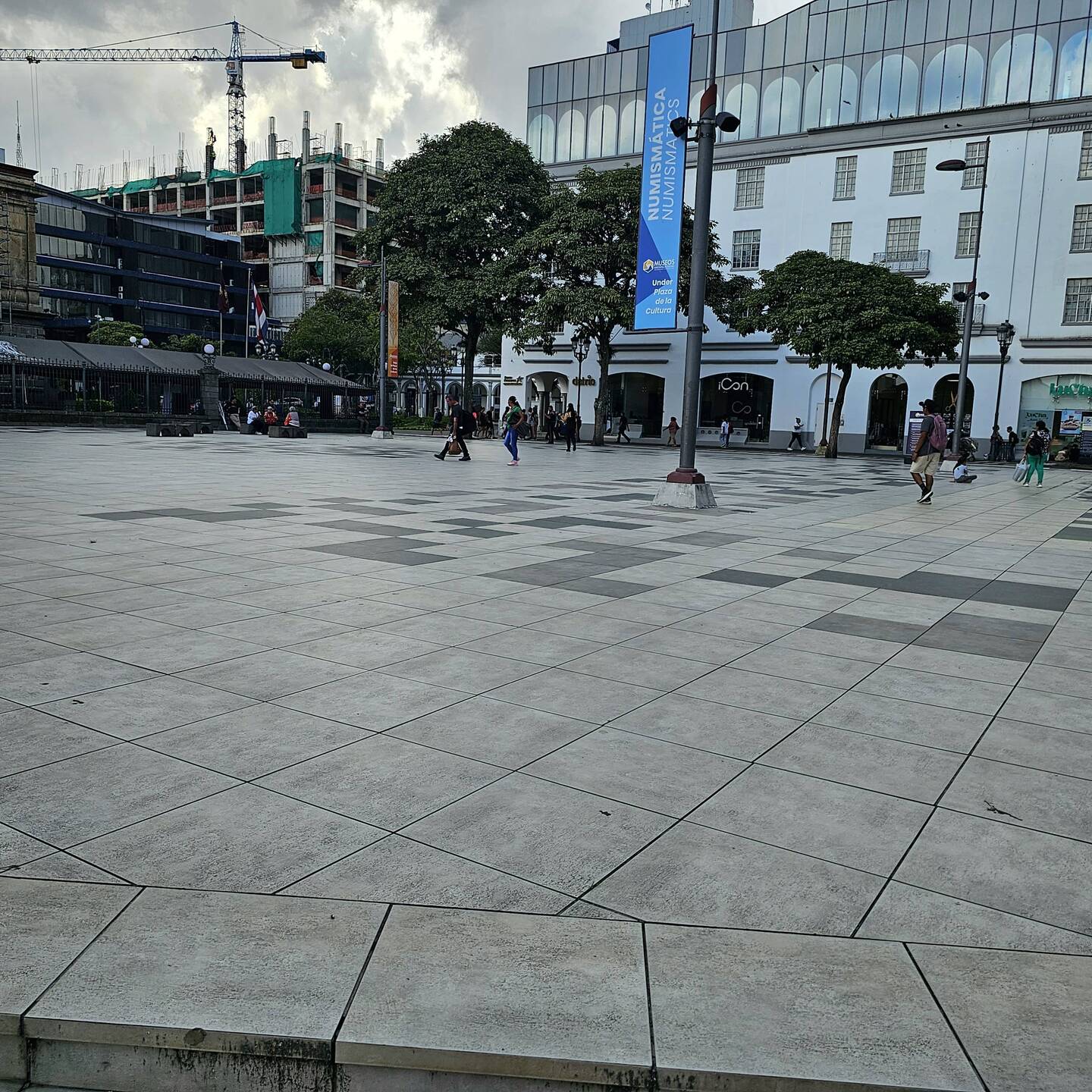 unter dem Platz befinden sich die Goldreserven, gebaut als Pyramide nach unten