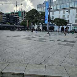 unter dem Platz befinden sich die Goldreserven, gebaut als Pyramide nach unten
