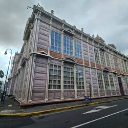 dieses Haus wurde vor 125 Jahren komplett aus Metall gebaut...hat viele Erdbeben überstanden!