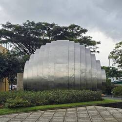 hier ist die Stein-Kugel zu bewundern