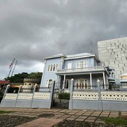 Blaues Haus...hier werden hohe Staatsgäste untergebracht